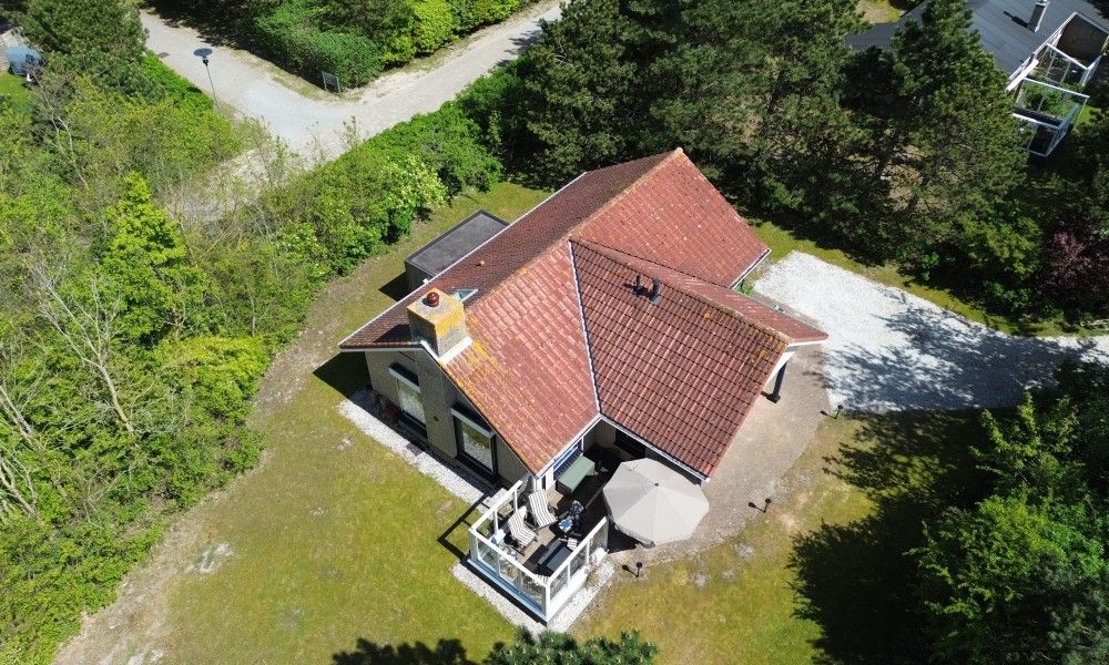 Das Ferienhaus "De Vrijheid" in Hollum auf Ameland bietet eine grosszuegige Terrasse und einen gruenen Garten, umgeben von der Natur der Watteninseln.