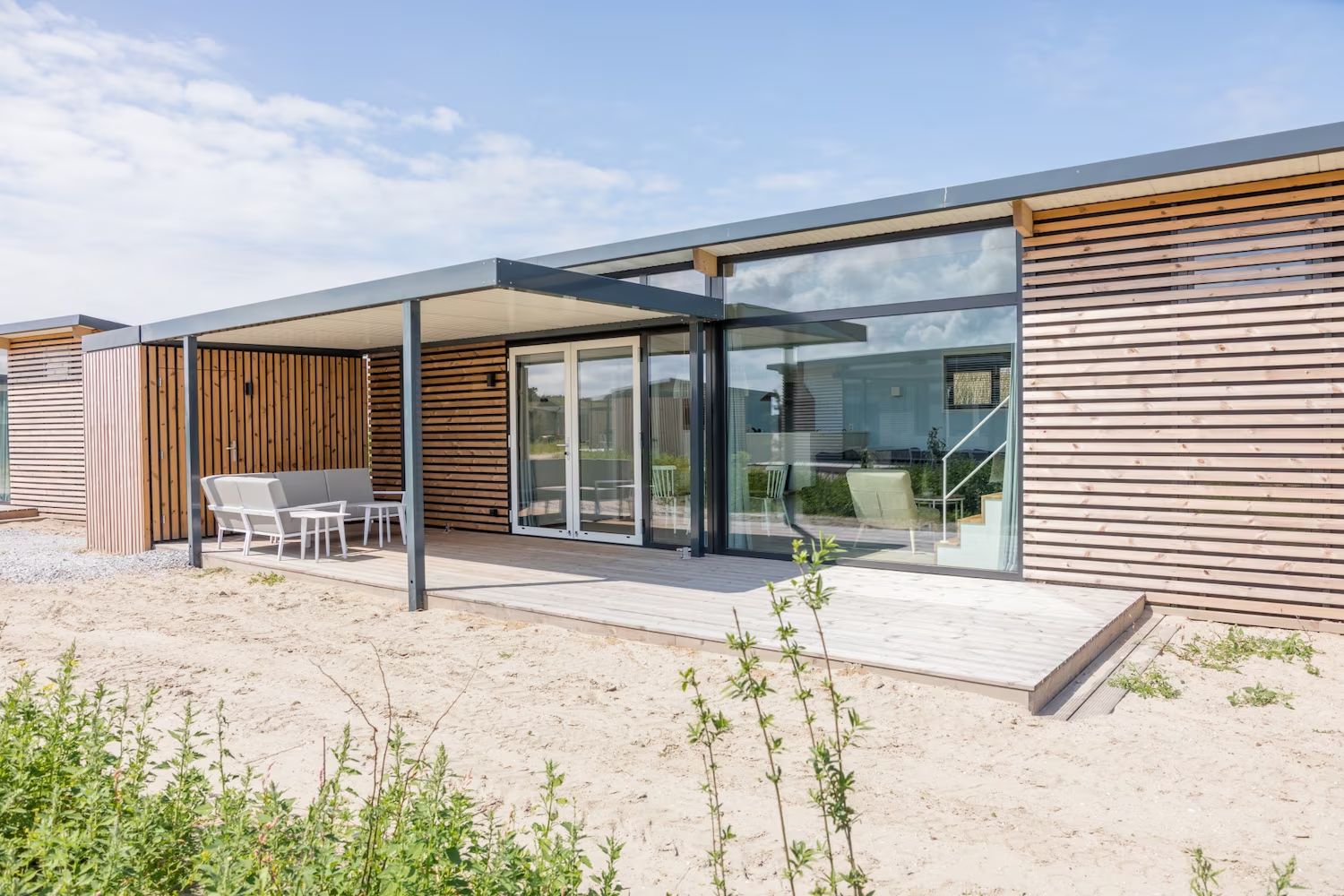 Veranda van Vrijstaande woning in Hollum, Ameland met uitzicht op de natuur van de Waddeneilanden.