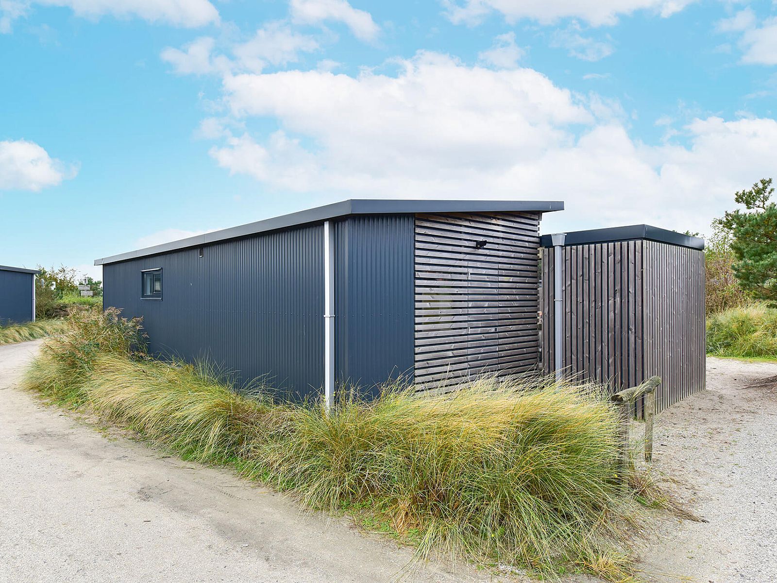 Moderne architectuur van Vrijstaande woning in Hollum, gelegen op Ameland in de Waddeneilanden.