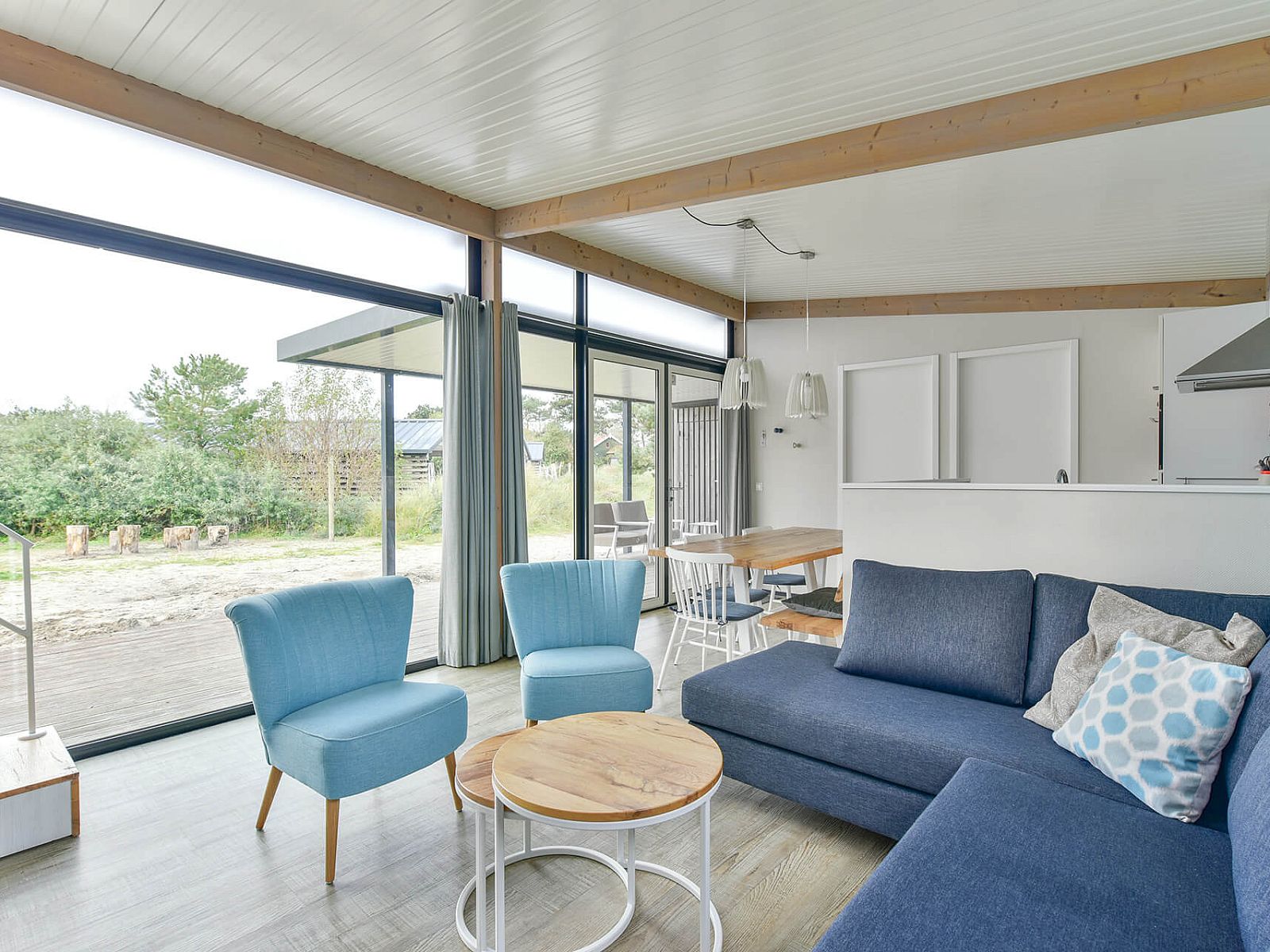 Lichte woonkamer in Vrijstaande woning in Hollum, Ameland met uitzicht op de omgeving.