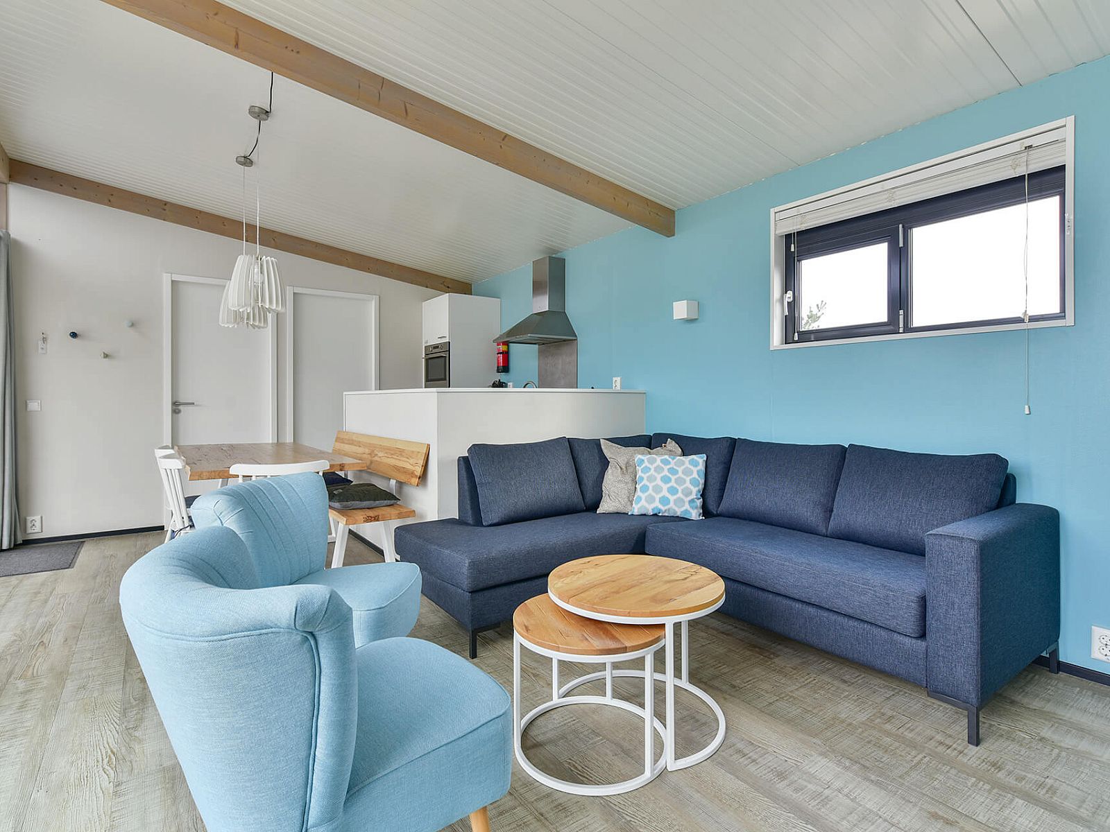 Gezellige zithoek in de Vrijstaande woning in Hollum, Ameland, perfect voor ontspanning.