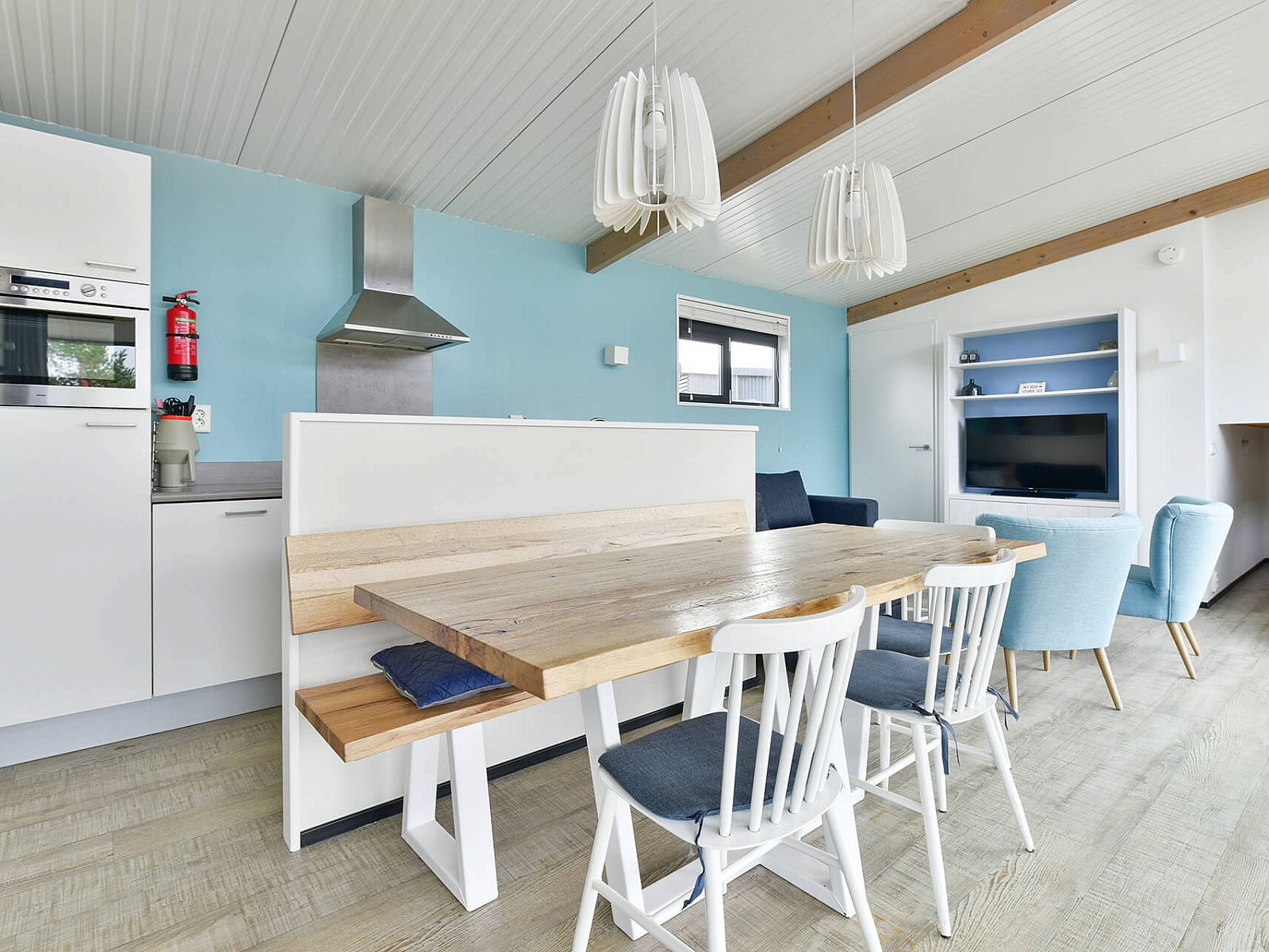 Eetgedeelte in Vrijstaande woning in Hollum, Ameland, met moderne inrichting en veel licht.