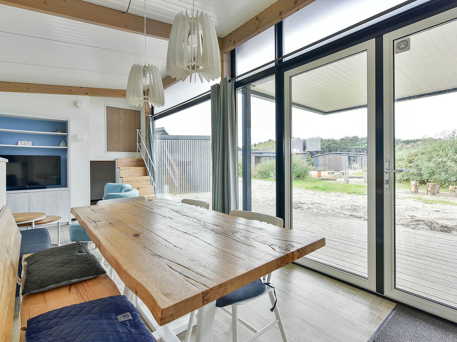 Uitzicht vanuit de eetkamer van Vrijstaande woning in Hollum, Ameland, met toegang tot terras.