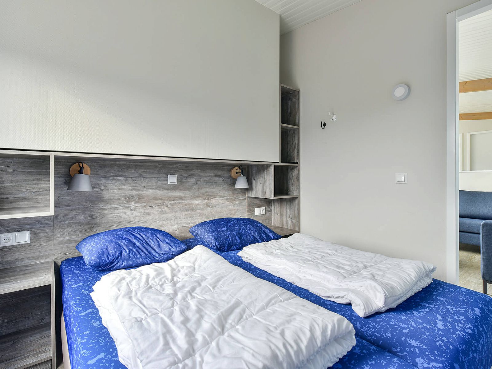 Ruime slaapkamer van Vrijstaande woning in Hollum, Ameland, met moderne inrichting.