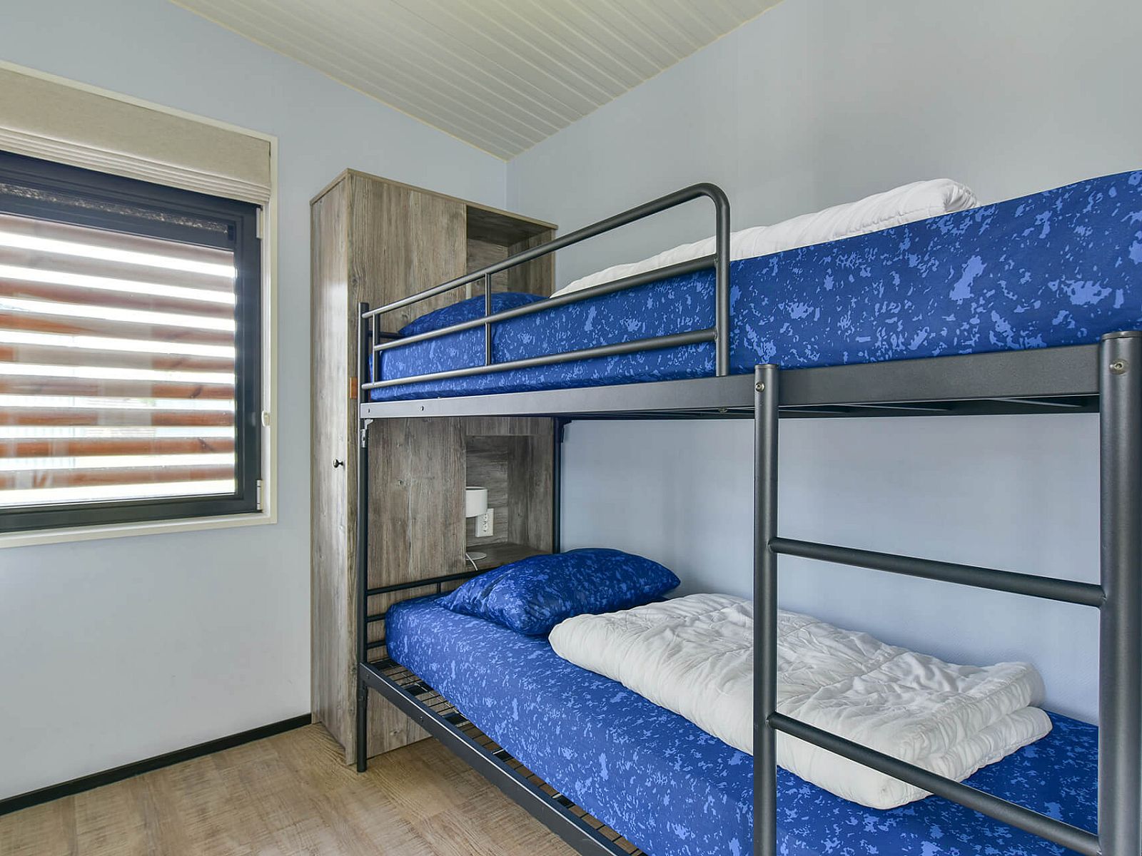 Slaapkamer met stapelbed in Vrijstaande woning in Hollum, Ameland, ideaal voor kinderen.