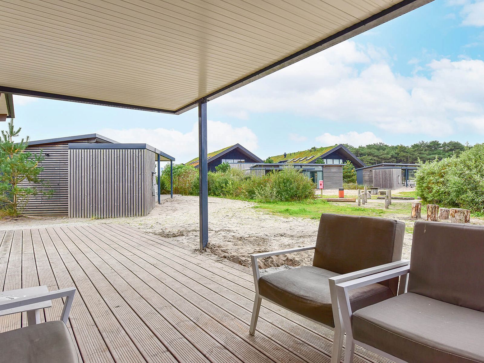 Terras met uitzicht op de natuur bij Vrijstaande woning in Hollum, Ameland.