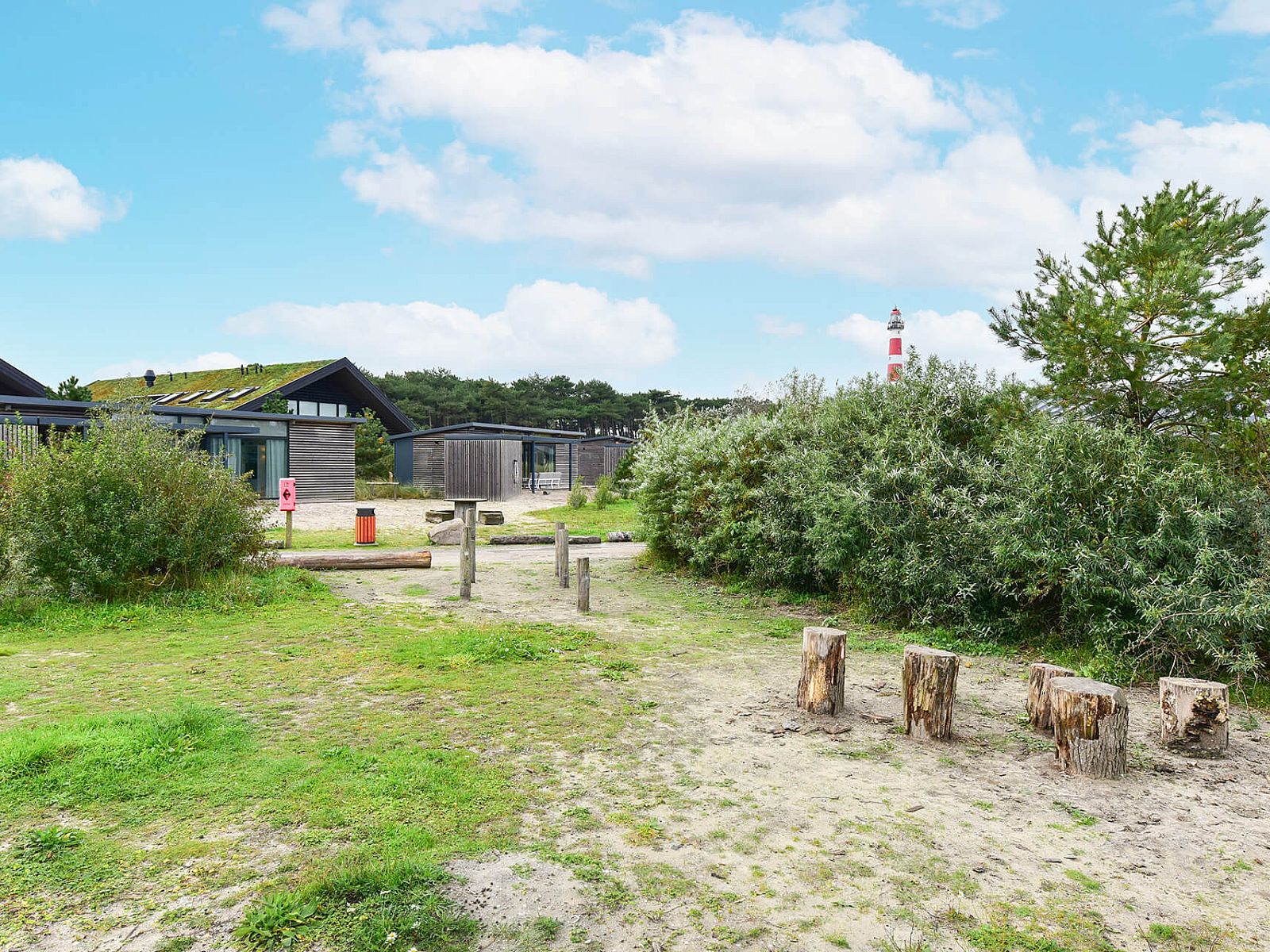 Omgeving van Vrijstaande woning in Hollum, Ameland, met uitzicht op de vuurtoren.