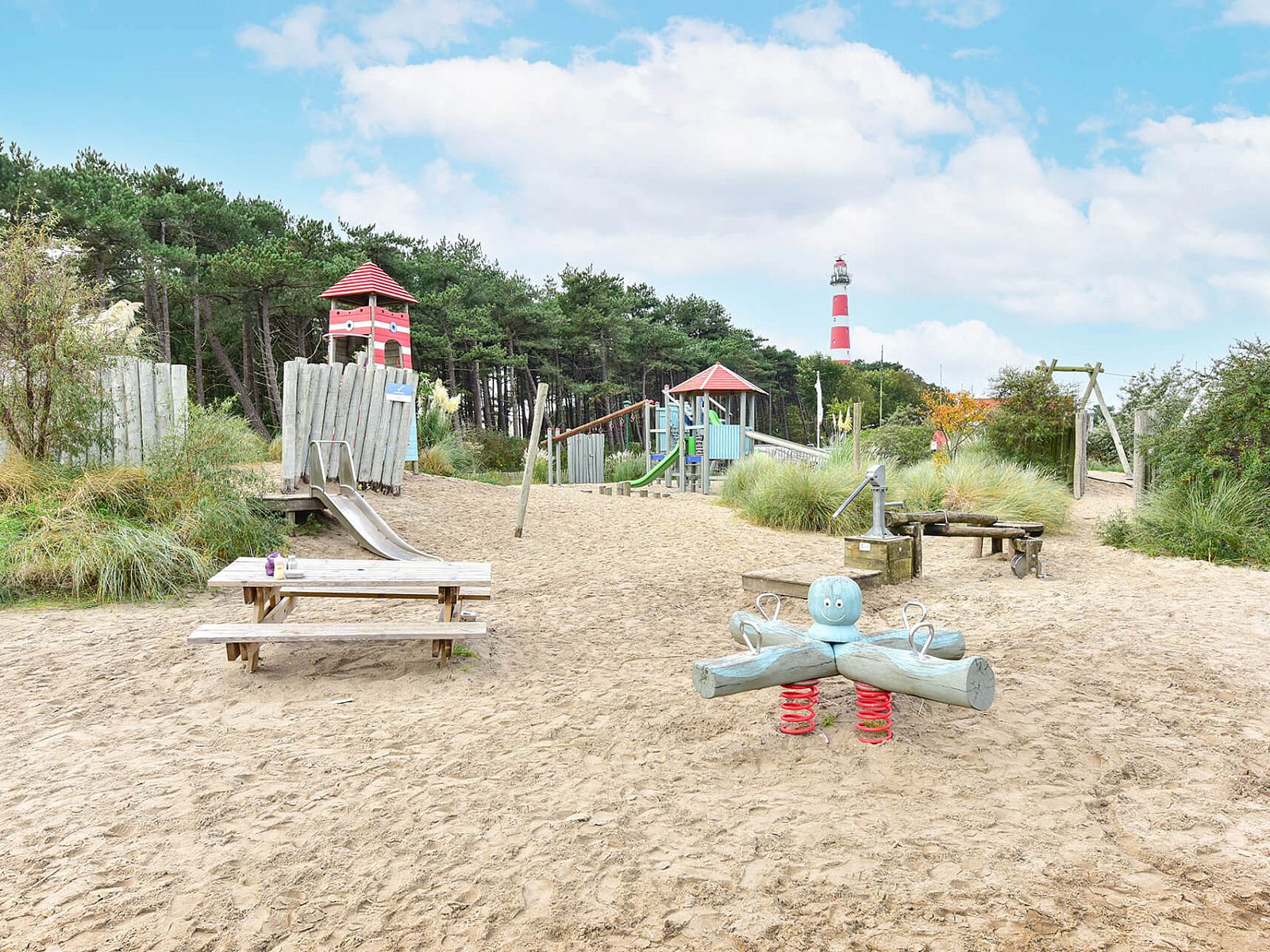 Speeltuin bij Vrijstaande woning in Hollum, Ameland, perfect voor kinderen.