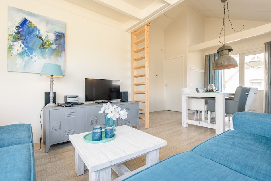 Gezellige woonkamer van Eilandlodge 4 in Hollum, Ameland, met moderne inrichting en comfortabele zitruimte in een vakantiehuis.