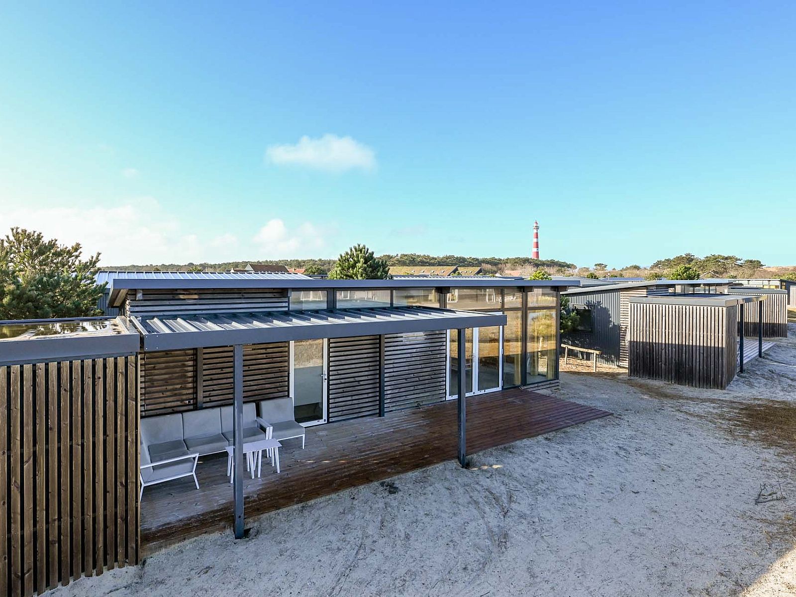 Freistehendes Haus in Hollum, Ameland mit Blick auf den Leuchtturm und die Dnen, ideales Ferienhaus auf den Watteninseln.