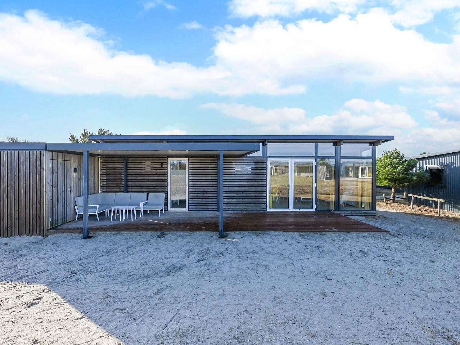 Terrasse eines freistehenden Hauses in Hollum, Ameland, Ferienhaus mit moderner Veranda auf den Watteninseln.