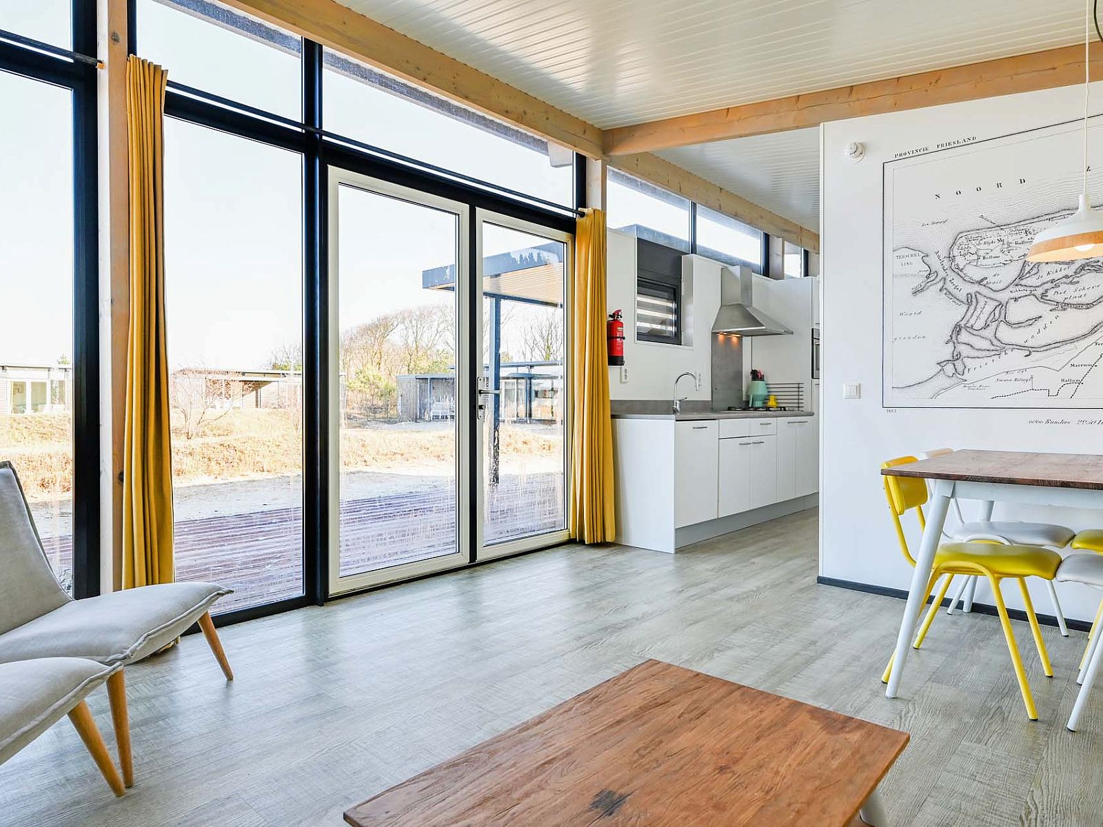 Offene Kche und Essbereich in einem freistehenden Haus in Hollum, Ameland, modernes Ferienhaus auf den Watteninseln.