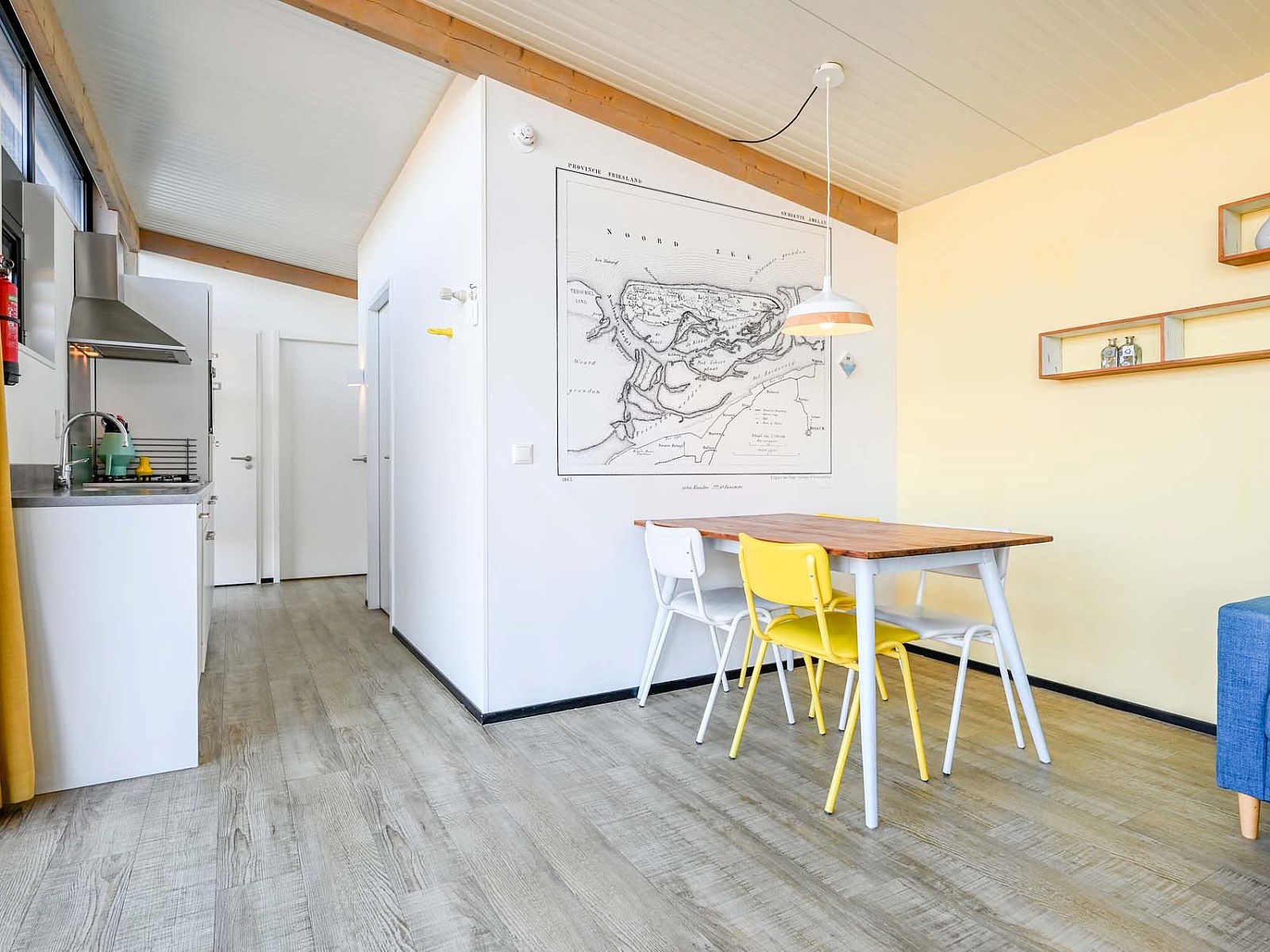 Essecke mit Kunst an der Wand im Einfamilienhaus in Hollum, Ameland, Ferienhaus auf den Watteninseln.