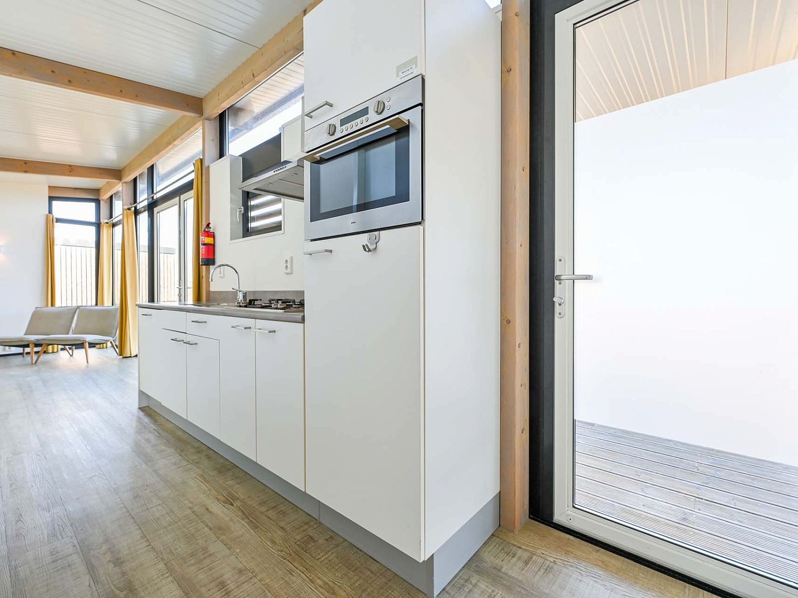 Moderne Kche in freistehendem Haus in Hollum, Ameland, Ferienhaus mit schlichter Einrichtung auf den Watteninseln.