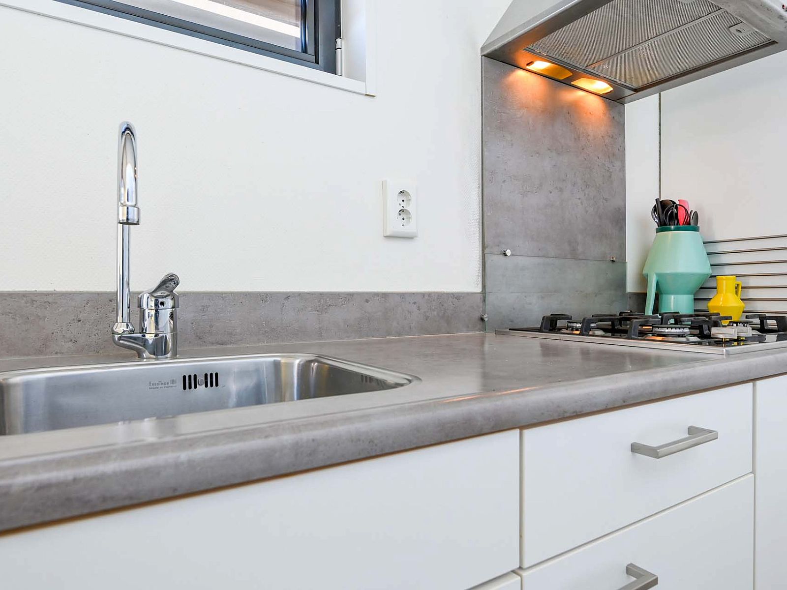 Detail der Kche in dem freistehenden Haus in Hollum, Ameland, Ferienhaus mit moderner Ausstattung auf den Watteninseln.