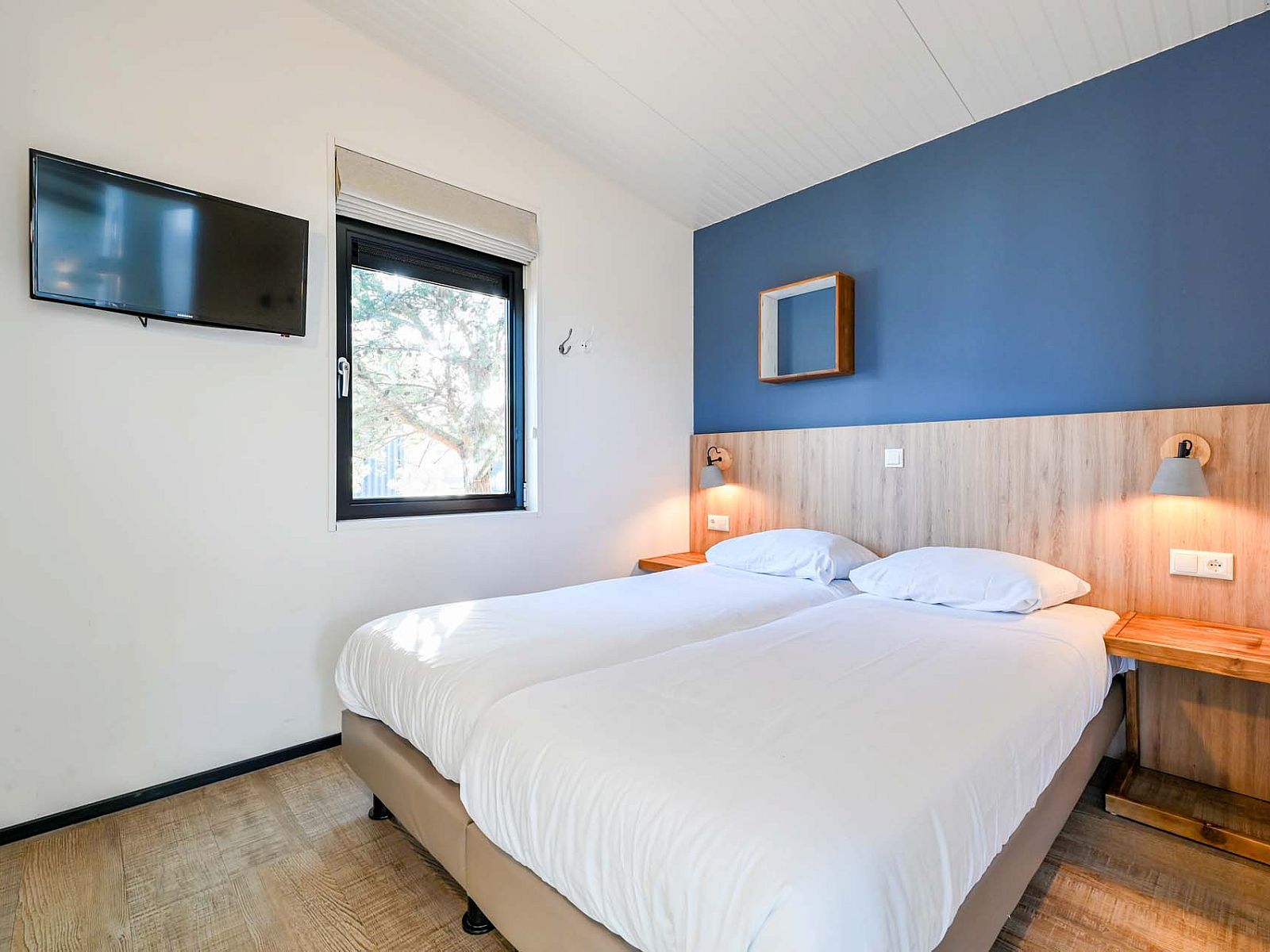 Schlafzimmer mit Doppelbett in freistehendem Haus in Hollum, Ameland, komfortables Ferienhaus auf den Watteninseln.