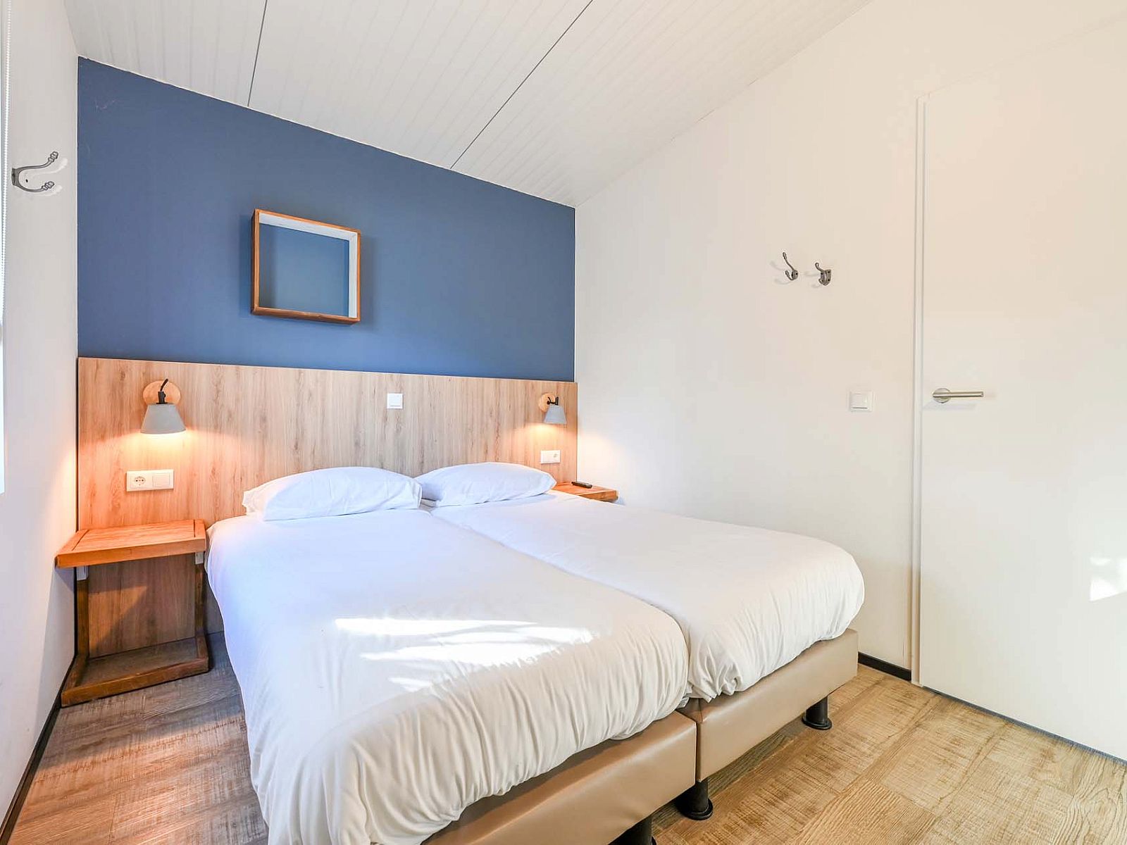 Ruhiges Schlafzimmer in freistehendem Haus in Hollum, Ameland, Ferienhaus mit Doppelbett auf den Watteninseln.