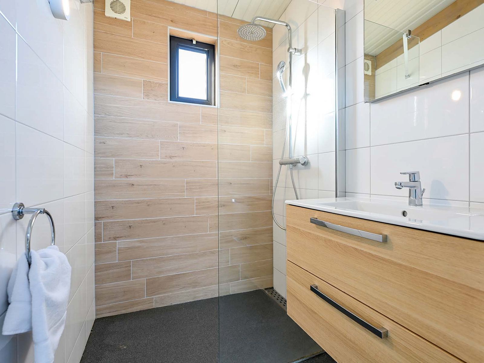 Modernes Badezimmer in freistehendem Haus in Hollum, Ameland, Ferienhaus mit begehbarer Dusche auf den Watteninseln.