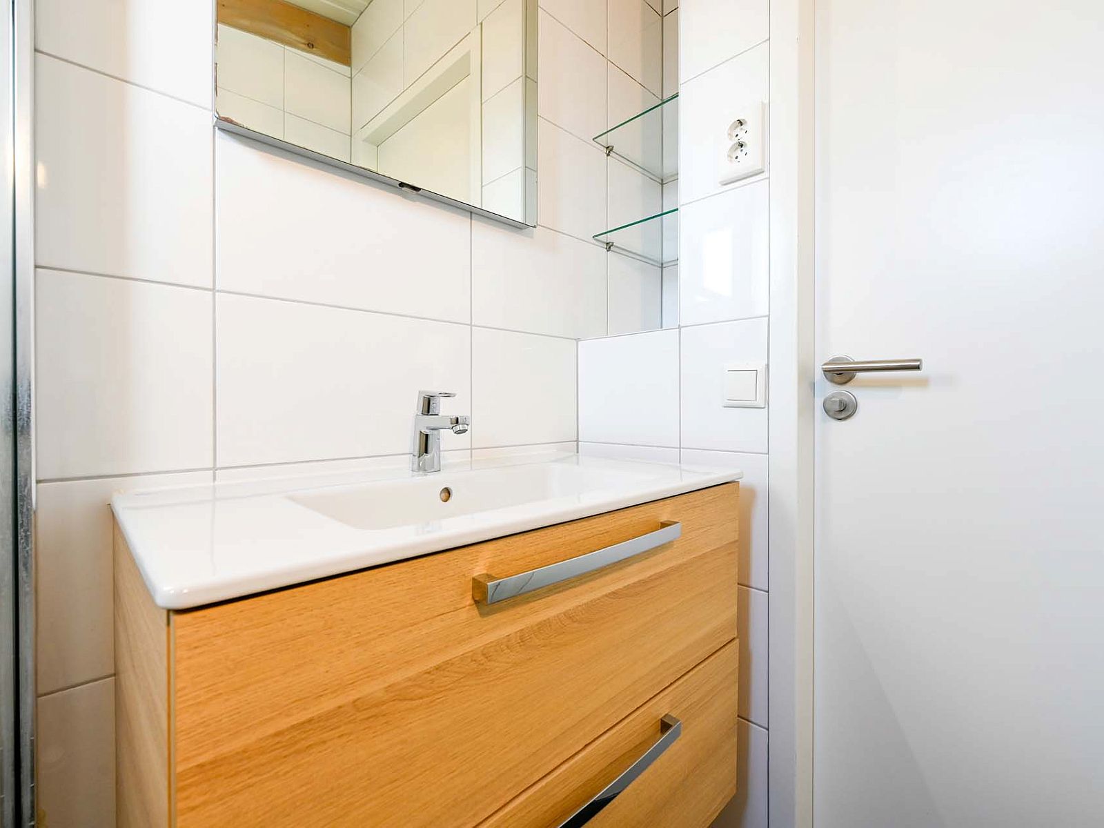 Schlichtes Waschbecken im Badezimmer des Einfamilienhauses in Hollum, Ameland, Ferienhaus auf den Watteninseln.