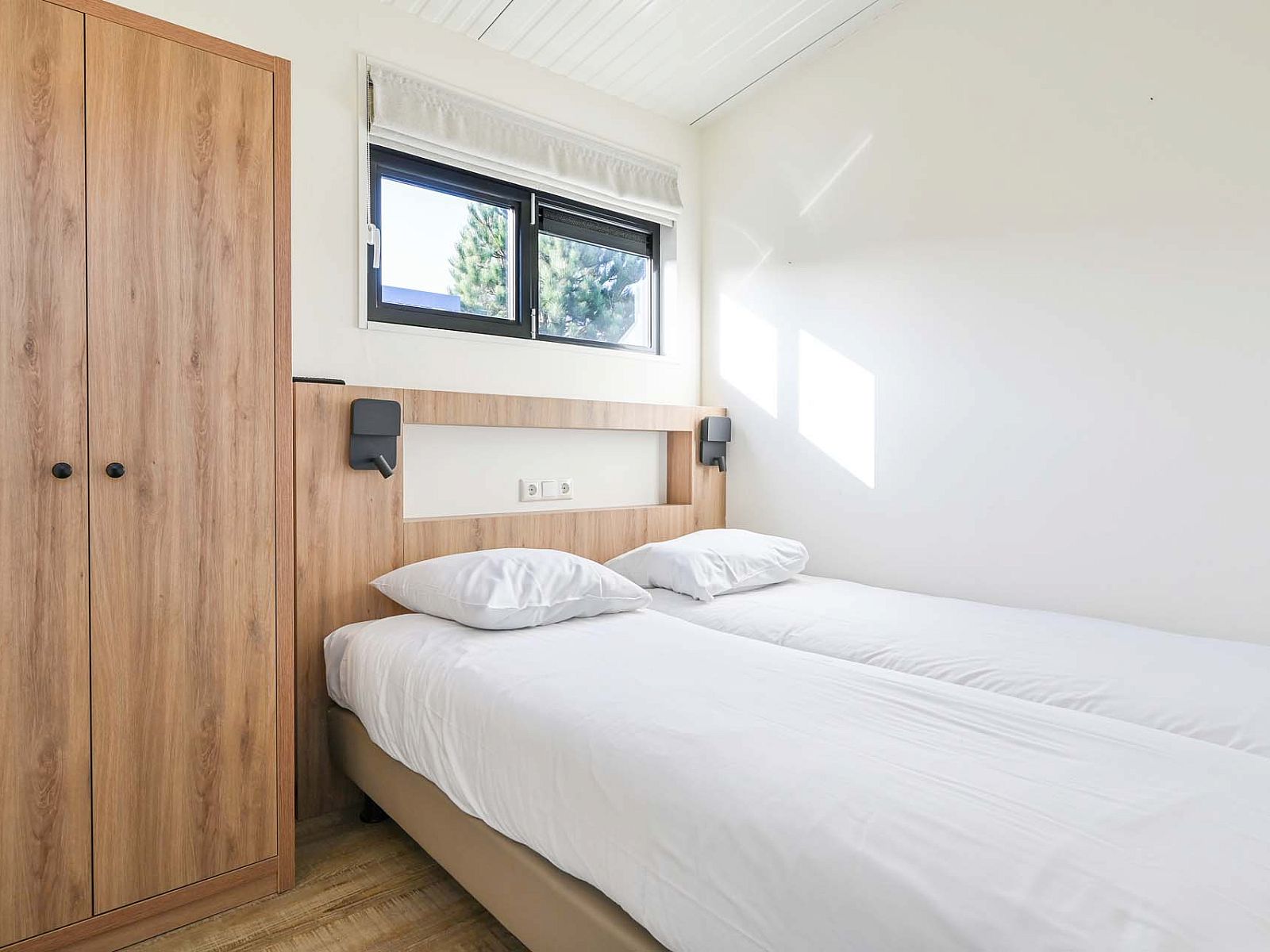 Zweites Schlafzimmer in freistehendem Haus in Hollum, Ameland, Ferienhaus mit komfortablen Betten auf den Watteninseln.