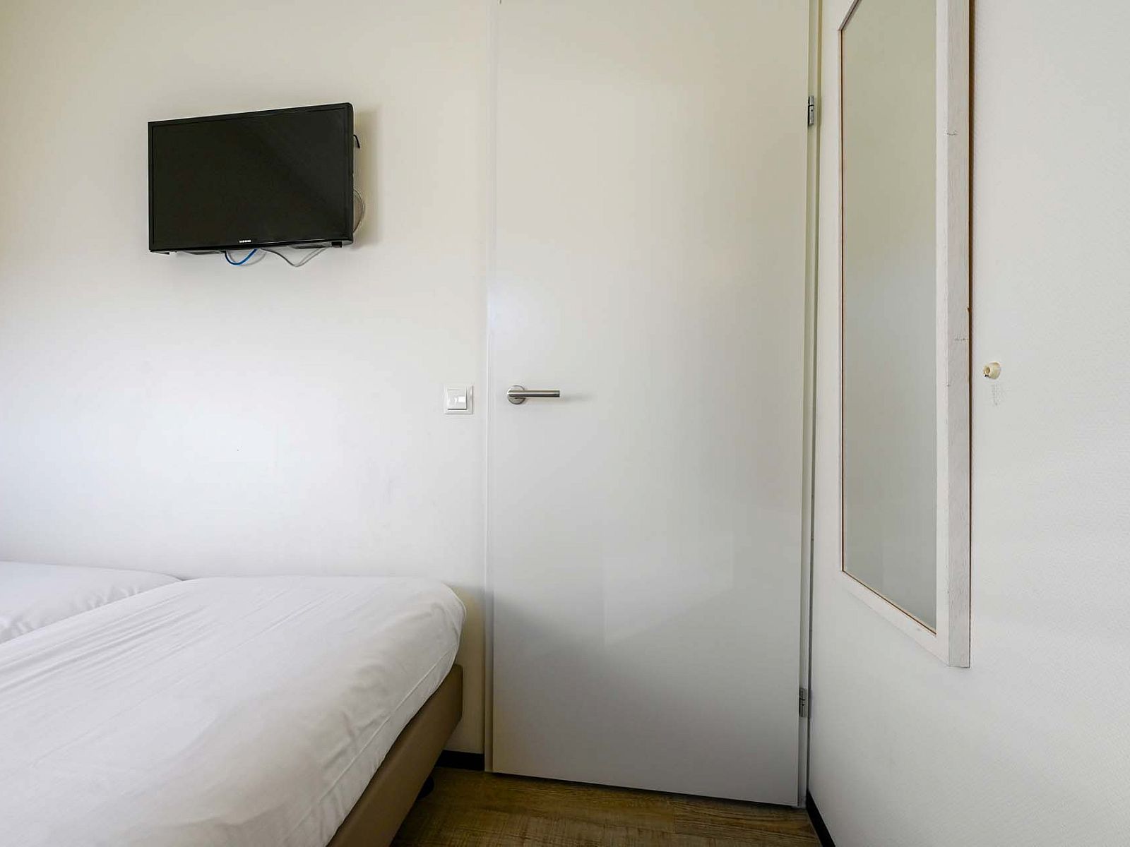 Schlafzimmer mit Schrankraum in freistehendem Haus in Hollum, Ameland, Ferienhaus auf den Watteninseln.