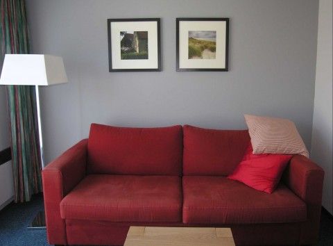 Gezellige woonkamer in Amelander Kaap nr. 54, appartement in Hollum, Ameland. Comfortabele zithoek voor ontspanning op de Waddeneilanden.