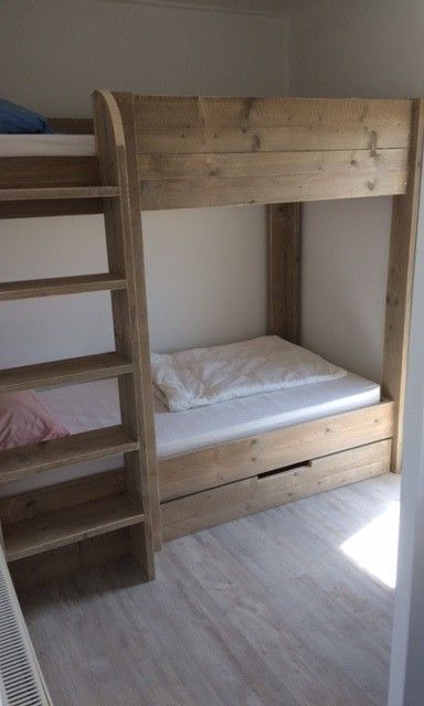 Schlafzimmer mit Etagenbett im Ferienhaus Parnassia, Nes, Ameland fuer einen komfortablen Aufenthalt.