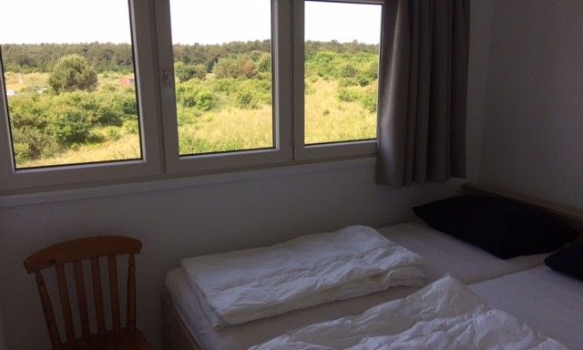 Blick aus dem Schlafzimmer im Parnassia-Bungalow, Nes, Ameland ueber die Natur.