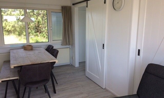 Essbereich im Parnassia-Bungalow, Nes, Ameland mit viel natuerlichem Licht.