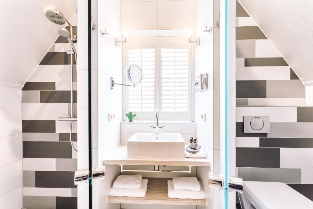 Stilvolles Badezimmer im Logement Zee van Tijd, Nes, Ameland mit Regendusche.