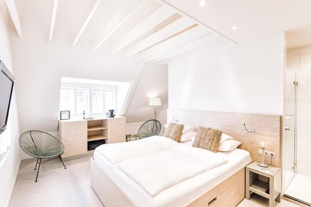 Attraktives Schlafzimmer im Logement Zee van Tijd, Nes, Ameland mit heller Einrichtung.