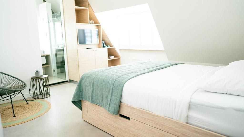 Komfortables Schlafzimmer im Logement Zee van Tijd, Nes, Ameland mit stilvoller Einrichtung.