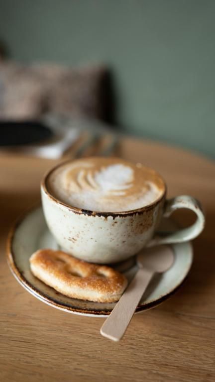 Leckerer Cappuccino im Logement Zee van Tijd, Nes, Ameland fuer einen entspannten Moment.