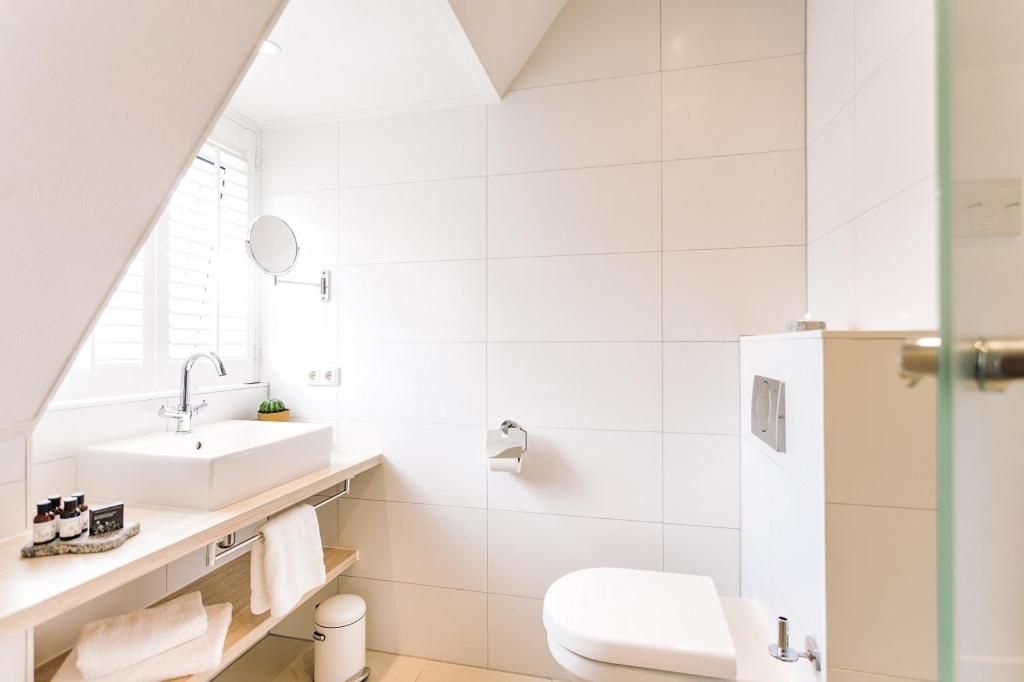 Minimalistisches Badezimmer im Logement Zee van Tijd, Nes, Ameland mit modernen Annehmlichkeiten.