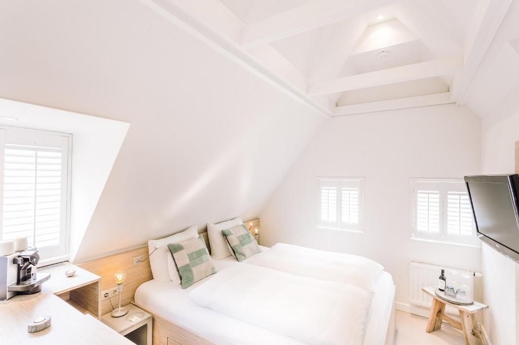 Gemuetliches Schlafzimmer mit Dachfenster im Logement Zee van Tijd, Nes, Ameland.