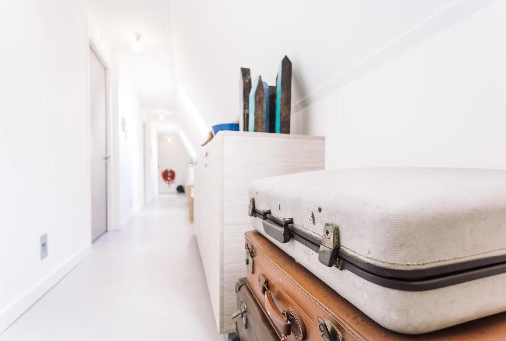 Gepaeck im Flur des Logement Zee van Tijd, Nes, Ameland fuer einen herzlichen Empfang.