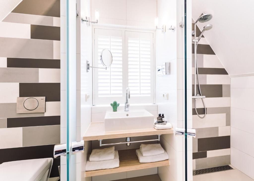 Modernes Badezimmer mit Regendusche im Logement Zee van Tijd, Nes, Ameland.