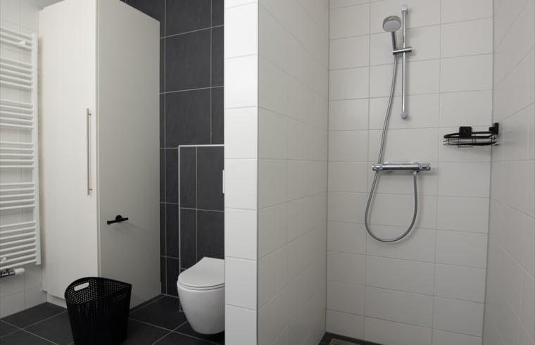 Modernes Badezimmer mit Dusche im Ferienhaus in Nes, Nes, Ameland, Watteninseln.