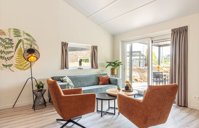 Helles Wohnzimmer im Ferienhaus in Nes, Nes, Ameland, Watteninseln, mit Zugang zur Terrasse.