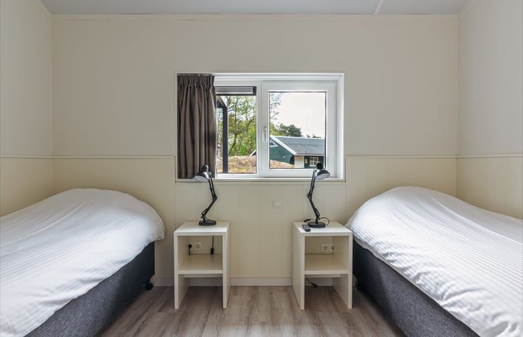 Zweites Schlafzimmer mit zwei Betten im Ferienhaus in Nes, Ameland, ideal fuer Familien auf den Watteninseln.