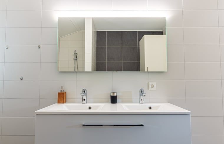 Das elegante Waschbecken im Badezimmer des Ferienhauses in Nes, Ameland, bietet Komfort und Luxus auf den Watteninseln.