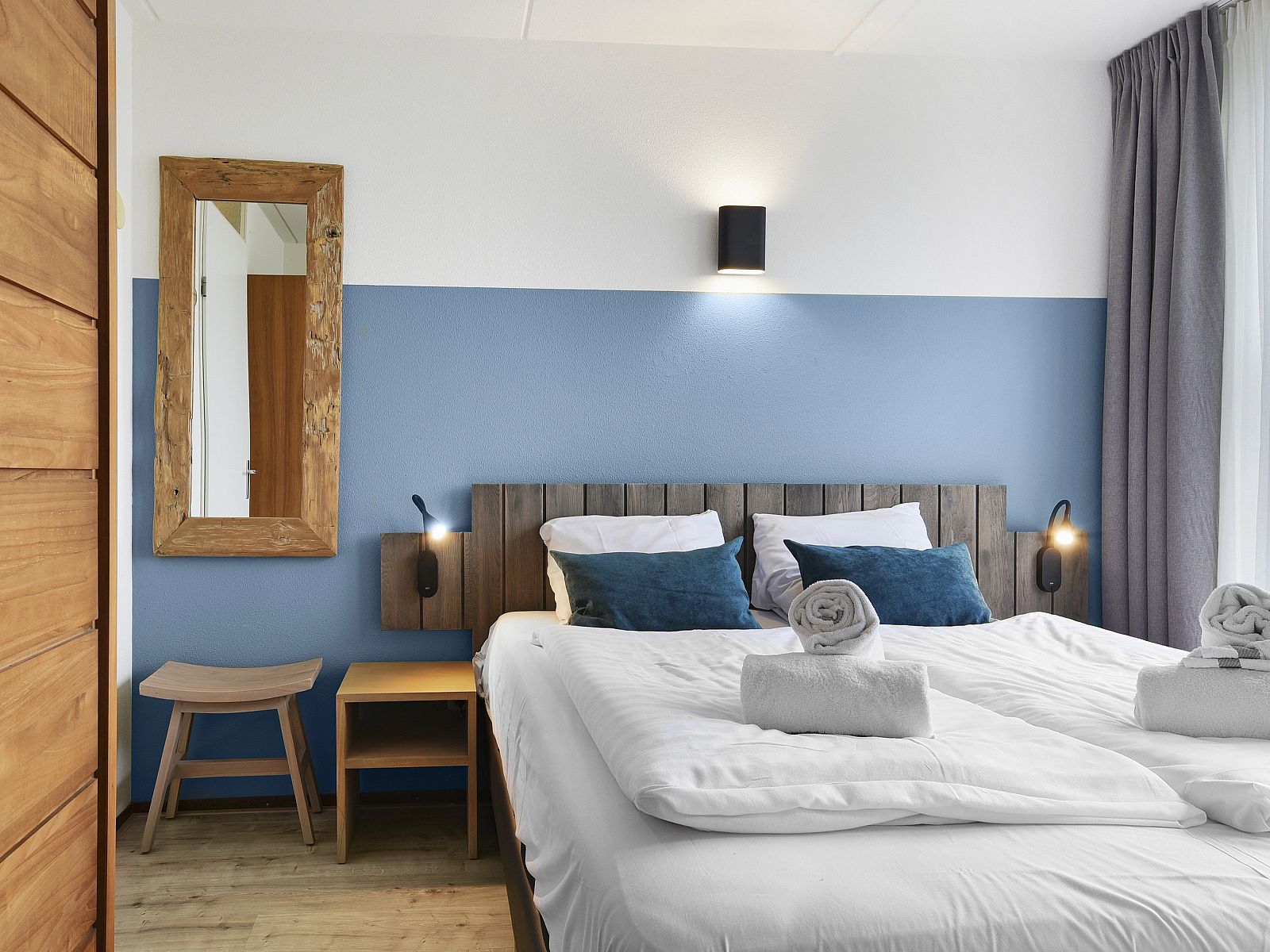 Dining area with modern kitchen in Ameland State apartment, Nes, Ameland, for a comfortable stay.