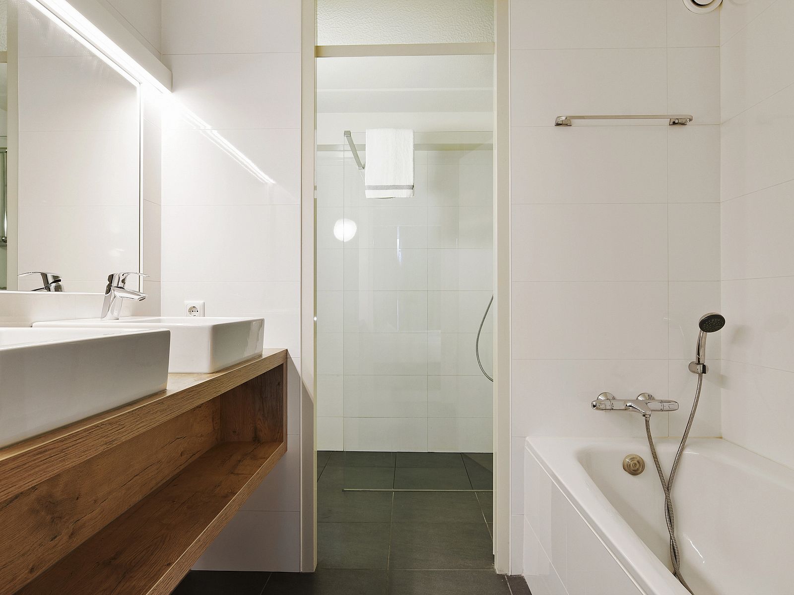 Fully equipped kitchen in Ameland State apartment, Nes, Ameland, with modern appliances.