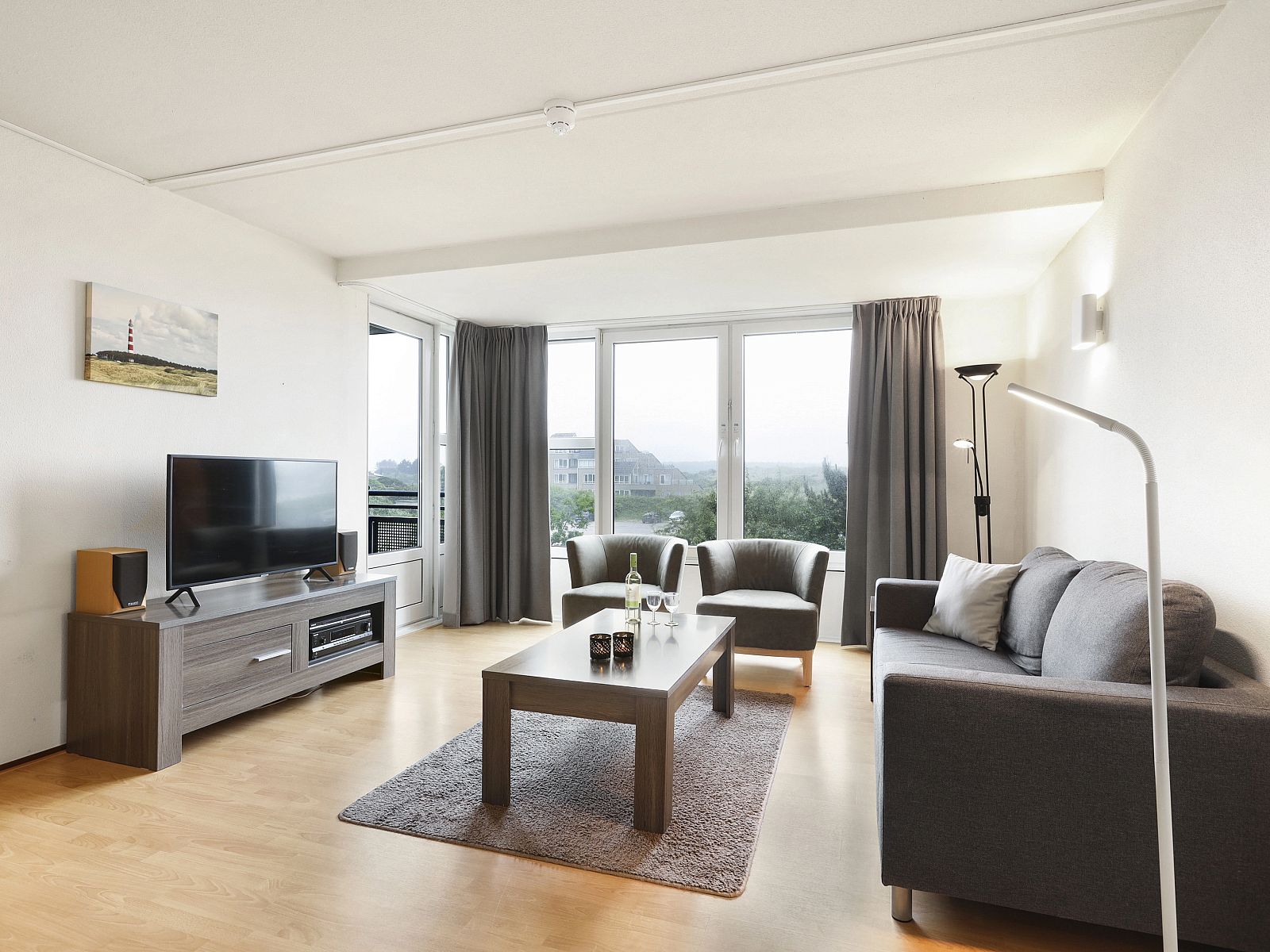 Gezellige woonkamer in Ameland State appartement in Nes, Ameland, met uitzicht op de natuur.