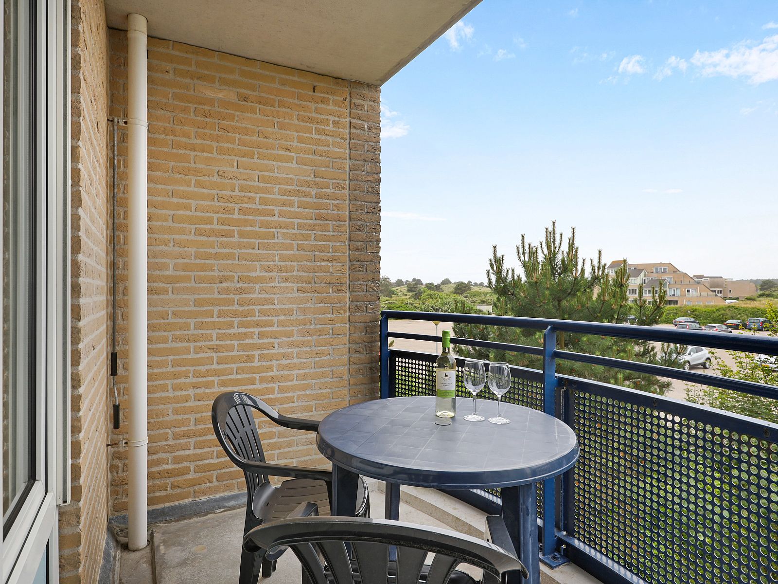 Balkon van Ameland State 2-persoons appartement in Nes, Ameland, met uitzicht op de groene omgeving.