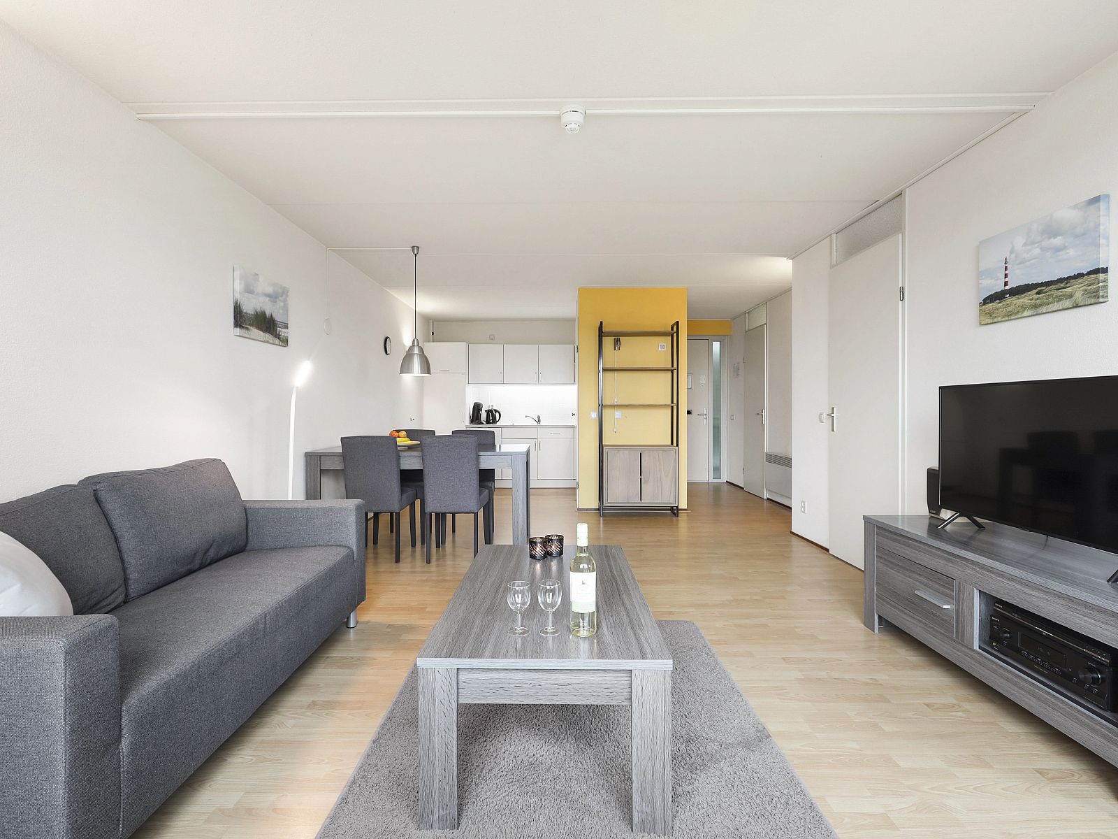 Open woonruimte in Ameland State appartement in Nes, Ameland, met moderne keuken en eethoek.