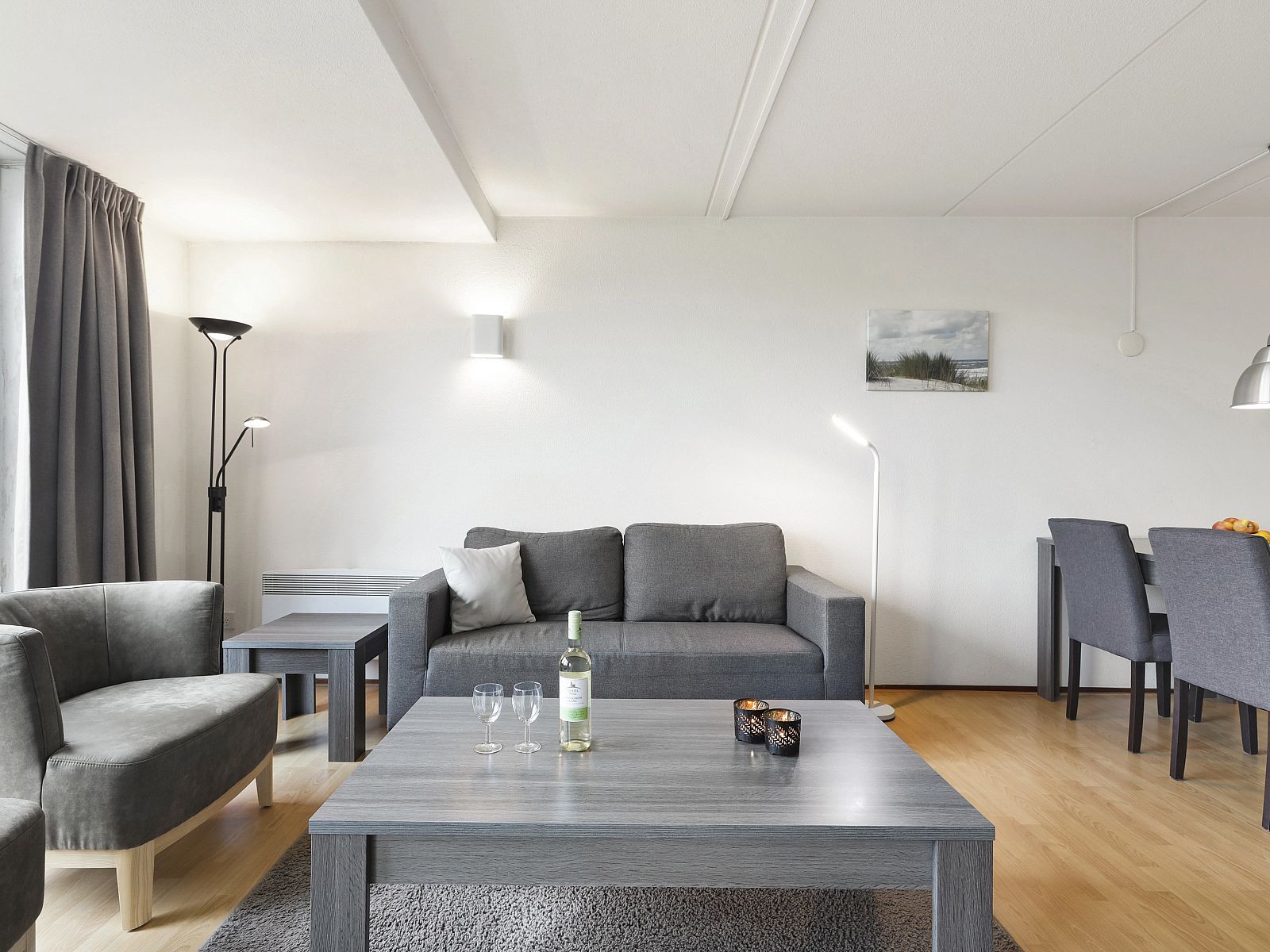 Comfortabele zithoek in Ameland State appartement in Nes, Ameland, met ruime bank en stoelen.