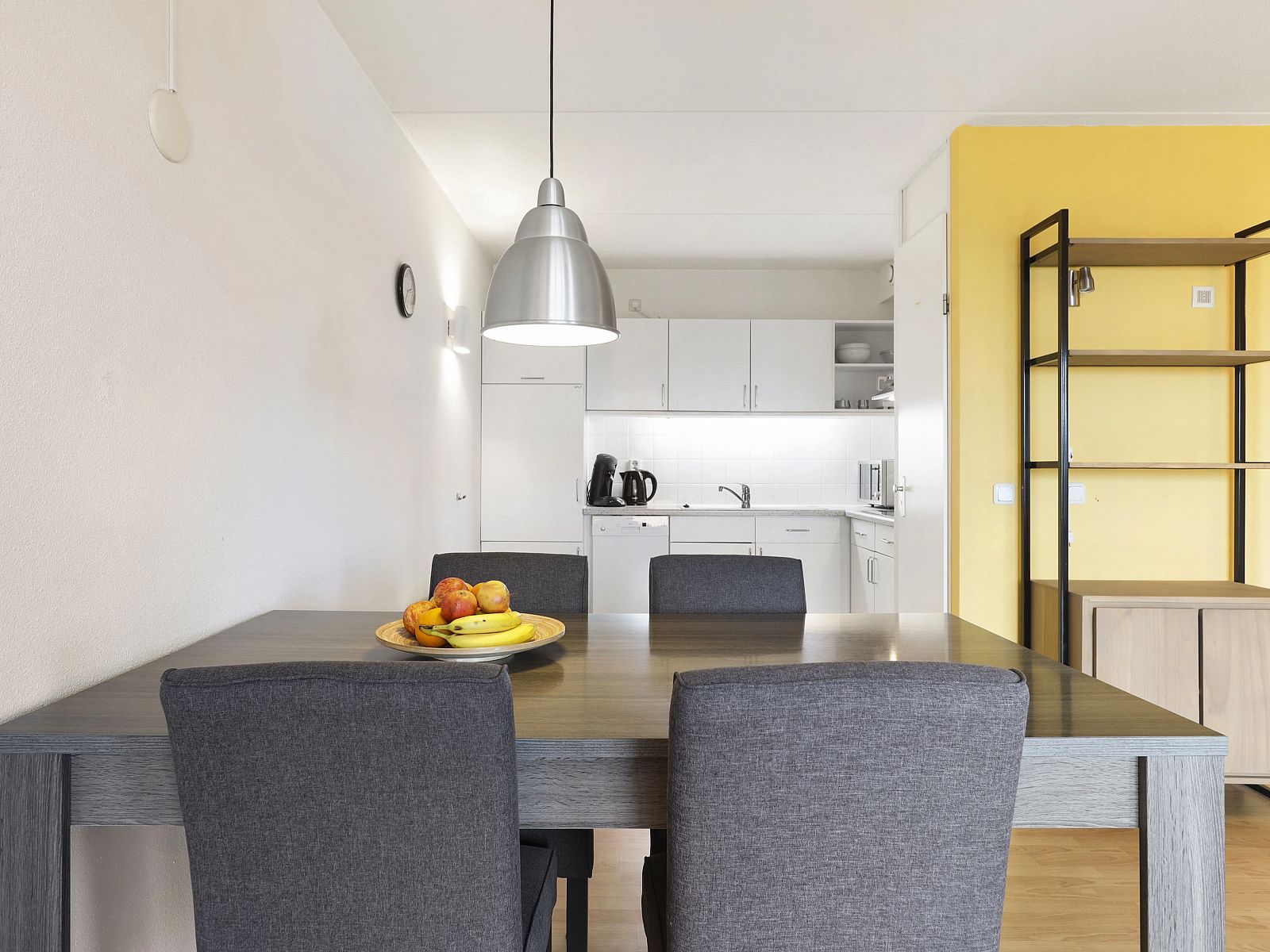 Moderne keuken in Ameland State 2-persoons appartement in Nes, Ameland, volledig uitgerust met apparatuur.