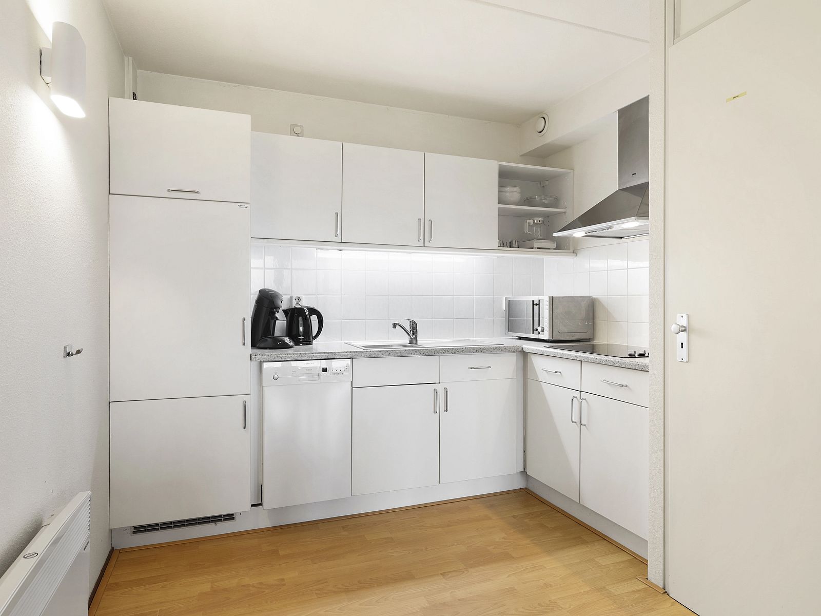 Slaapkamer in Ameland State appartement in Nes, Ameland, met groot bed en houten kast.