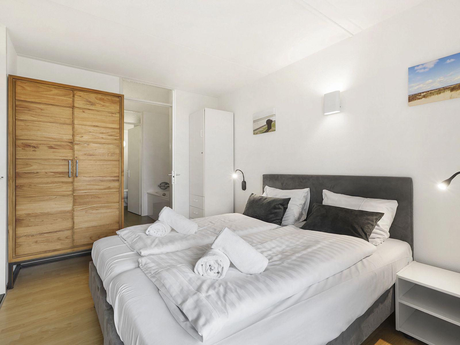 Luxe badkamer in Ameland State appartement in Nes, Ameland, met dubbele wastafel en bad.